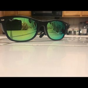 Ray Ban New Wayfarer RB2132 Green Lens